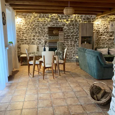 La Maisonnée Auvergnate Hébergement de vacances Auzelles